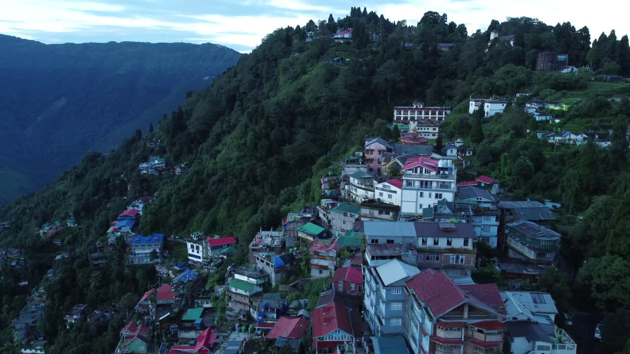Film z drona przedstawiający Darjeeling, atrakcję turystyczną w Zachodnim Bengalu