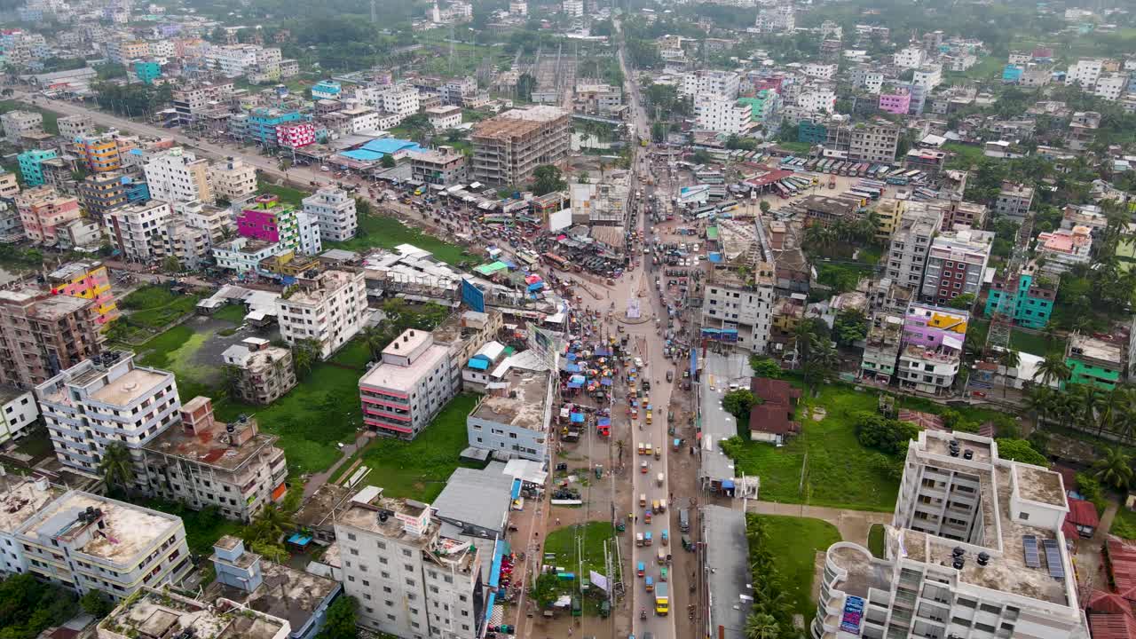 Ampia ripresa aerea sulla strada della città di Barisal, con traffico intenso presso una stazione degli autobus in Bangladesh.