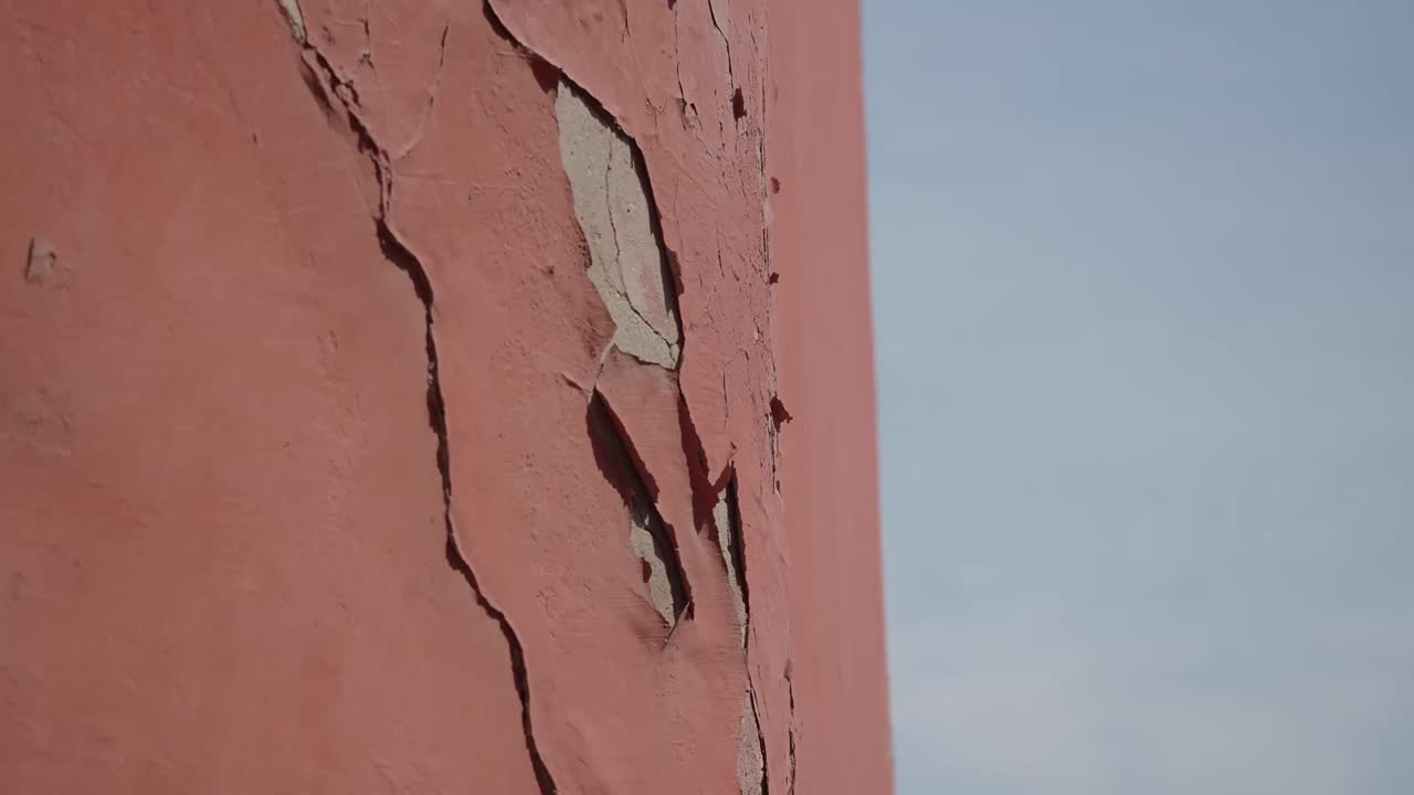 벽에 페인트를 벗겨내는 것