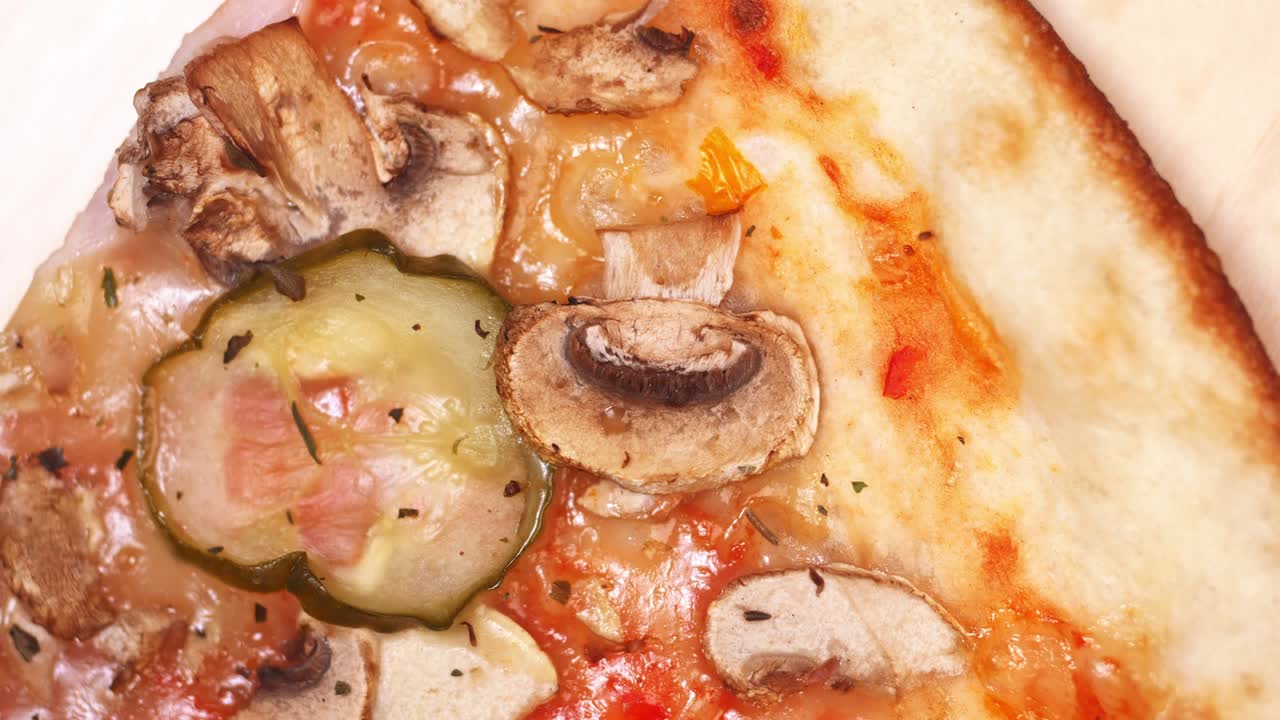 피자  뷰: 피자 조각을 회전시키는 클로즈업