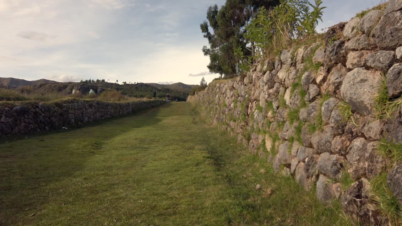 Gammal inkaväg som passerar förbi Kusilluchayoc och Måntemplet i Cusco, Peru.