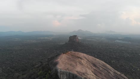 vista aérea volando hacia atrás de pidurangala y sigiriya rock, una visita obligada en sri lanka. filmado en 4k.