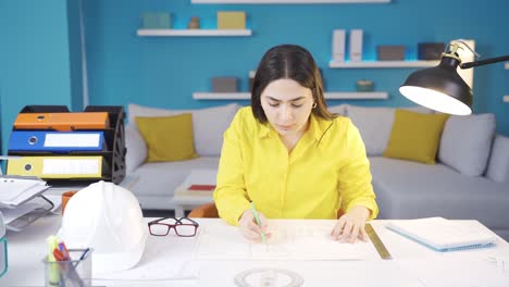 Ernsthafter-Und-Konzentrierter-Junger-Ingenieur,-Der-In-Seinem-Heimbüro-Arbeitet.