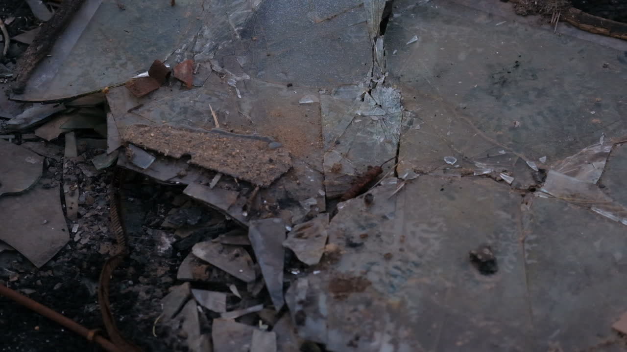 쓰레기장을 걷고 있는 부츠를 신고 있는 소녀