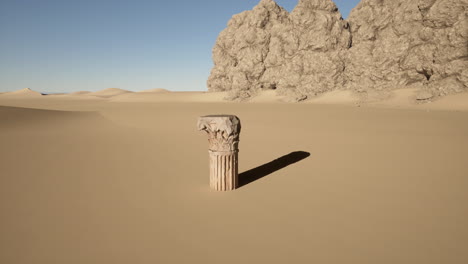 una columna solitaria se encuentra en el desierto
