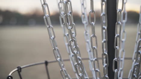cadenas de canasta de golf de disco oscilante en la noche