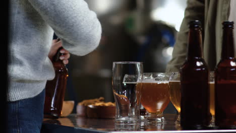 mujer vertiendo cerveza en un vaso