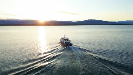 parallax drone toma de un barco navegando en el lago de ginebra al amanecer en suiza