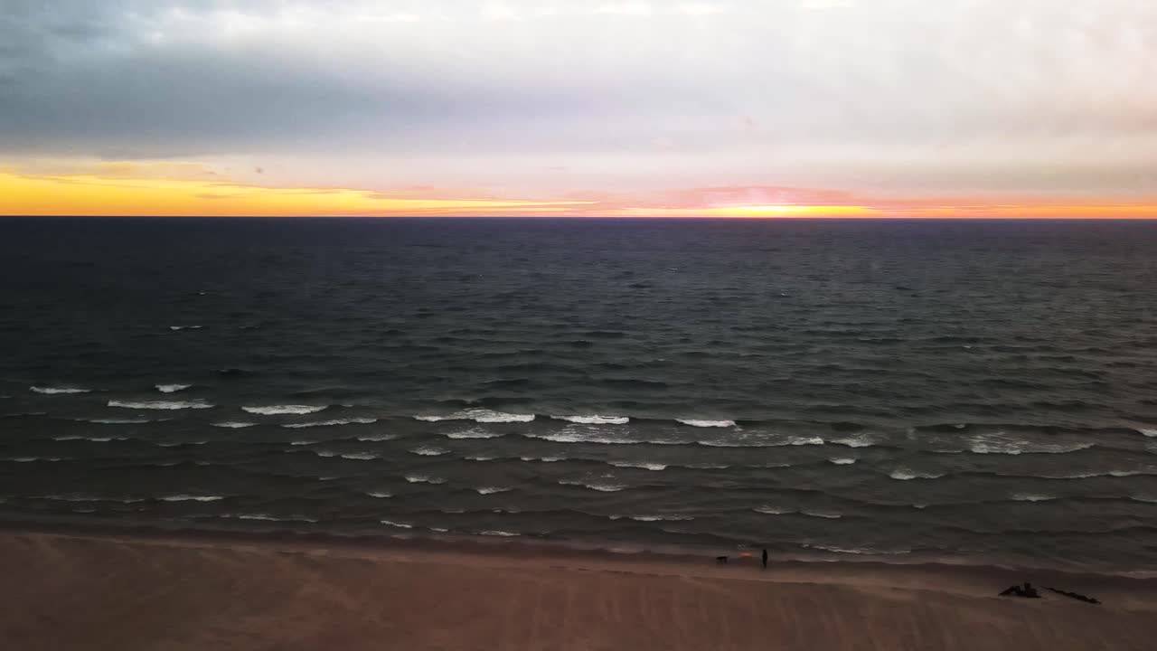 물에 태양 스플래쉬 일몰과 함께 역 추적 동작