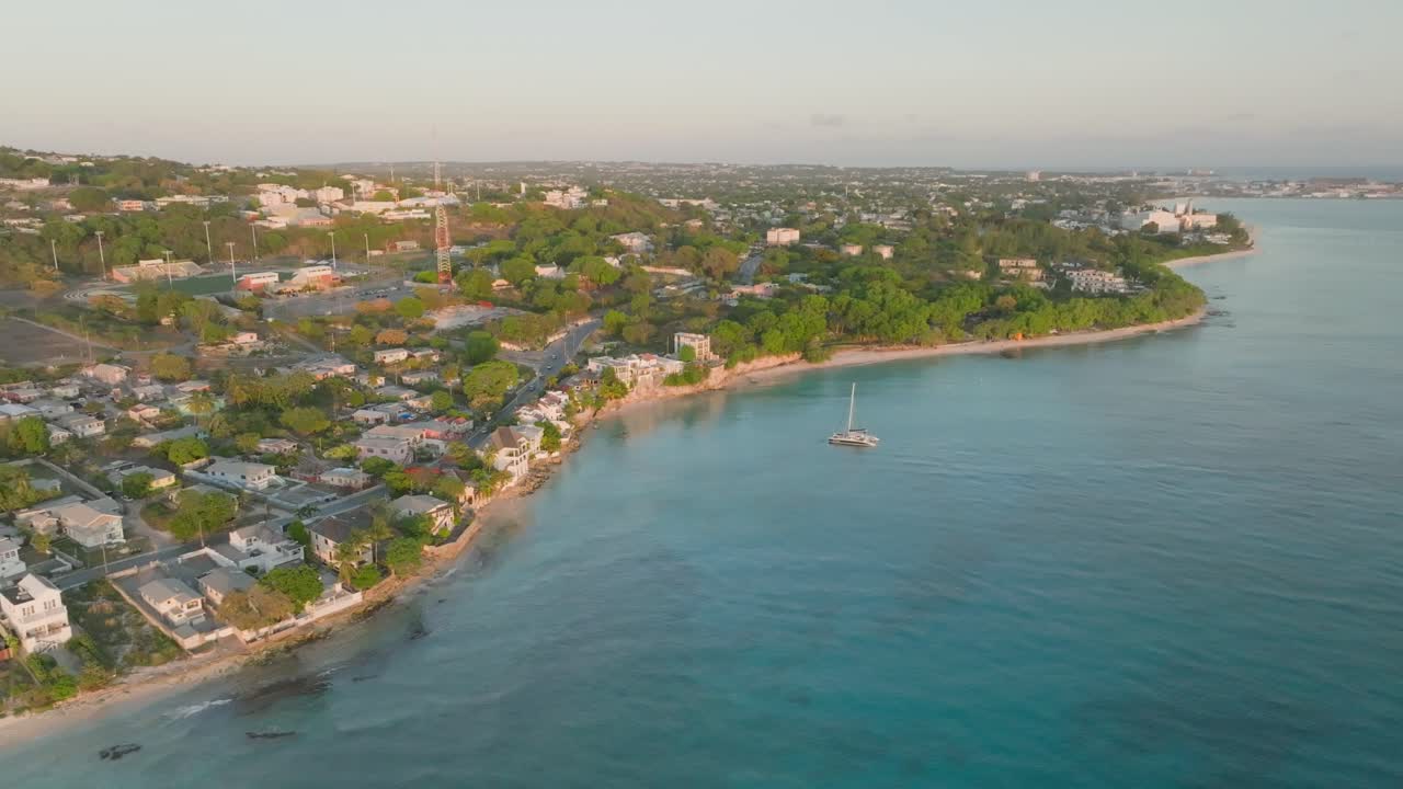 Toma de dron de lujosas villas junto a la playa en Prospect, Barbados.
