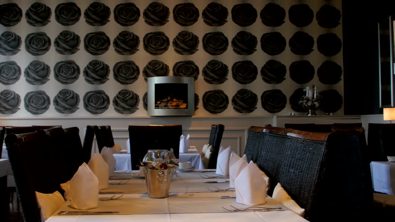 거실 에서 결혼식 저녁 식사 를 위해 제공 되는 테이블