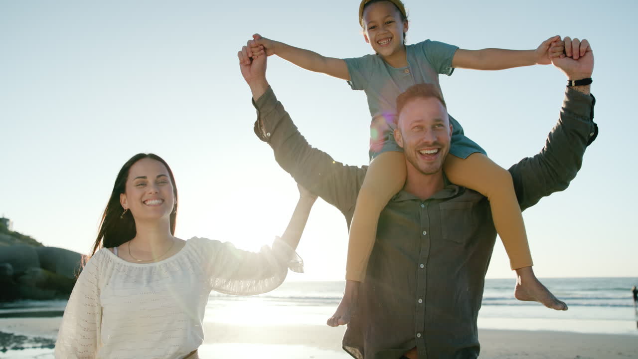 familia feliz en la playa
