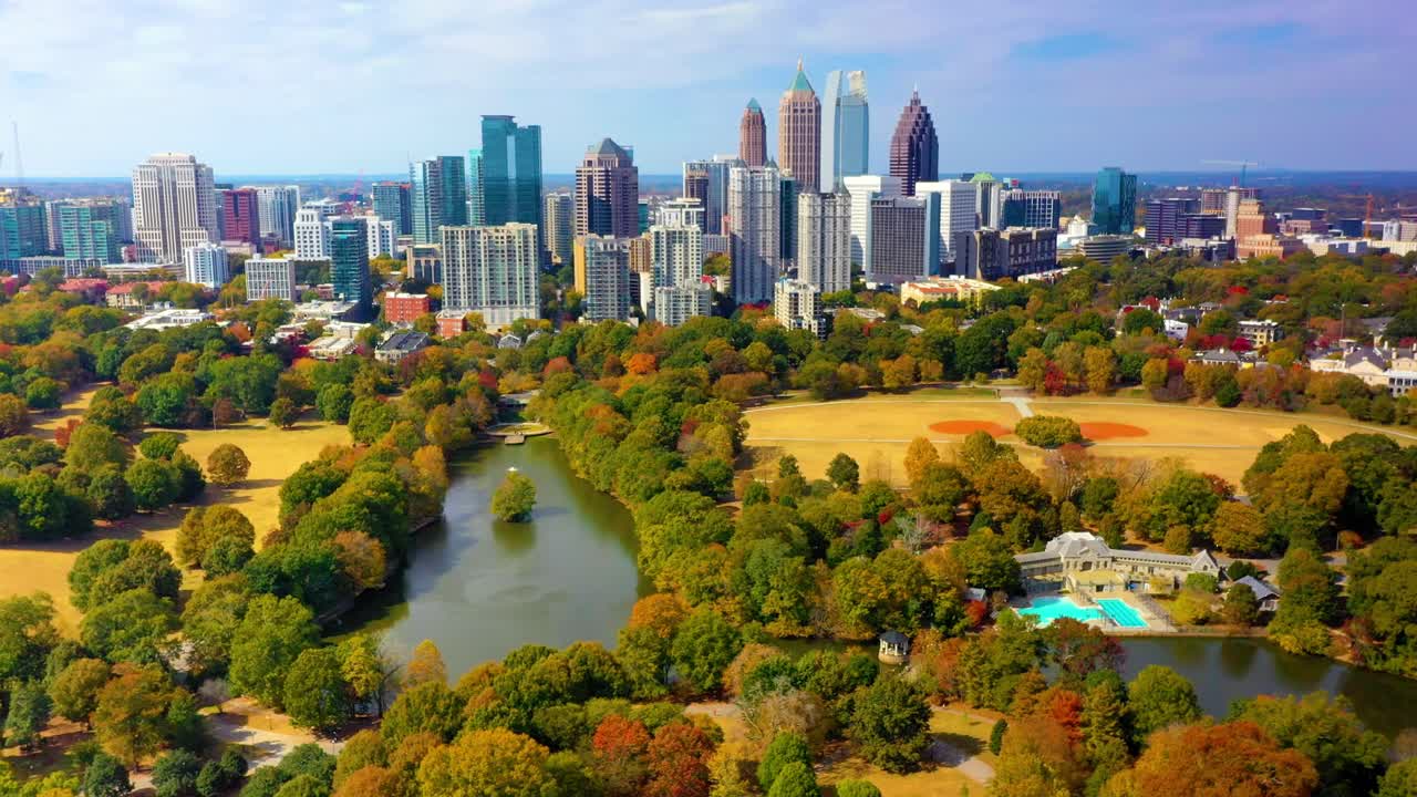 애틀랜타 시내, 조지아 주 배경으로 피드몬트 파크 주위를 돌고 있는 공중 드론 촬영