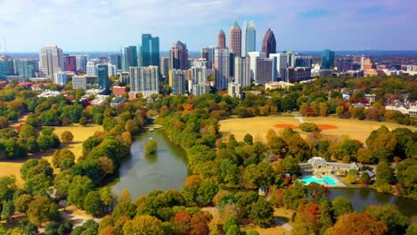 drone aéreo disparado dando vueltas alrededor de piedmont park con el centro de atlanta, georgia en el fondo