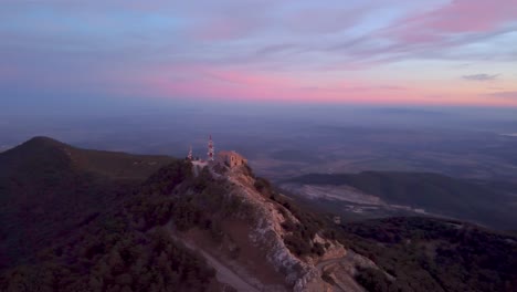 Sonnenuntergang-über-Dem-Santuari-De-La-Mare-De-Déu-Del-Mont,-Berggipfel:-Majestätische-Gipfel-Der-Spanischen-Pyrenäen,-Katalonien