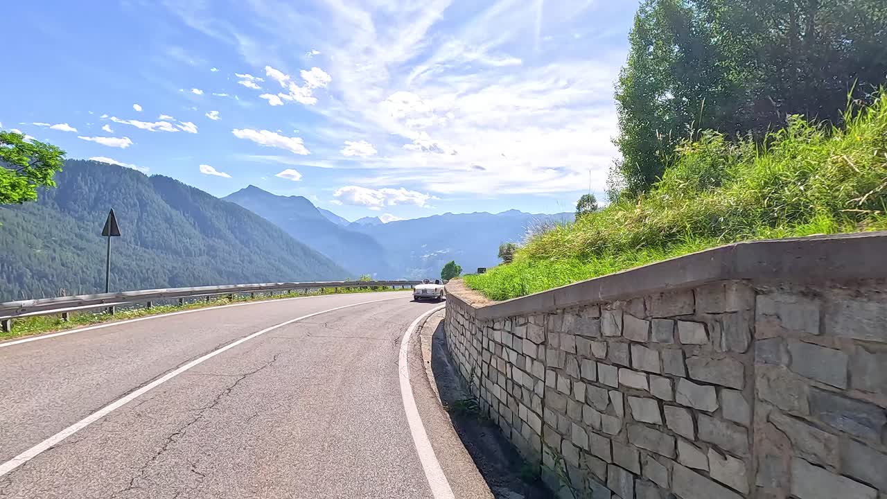휘어지는 산길 에서 자동차 를 운전 하는 것