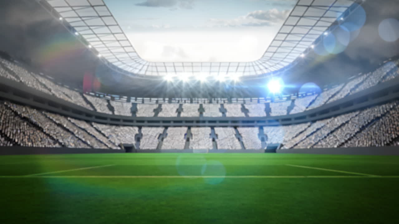 cinemagraph de campo de hierba vacío iluminado en un estadio deportivo con espectadores en las gradas y cielo nublado
