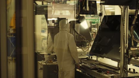 Arbeiter-In-Weißer-Kleidung-Produzieren-LCD-Fernseher-In-Einem-Reinraum-Der-Fernsehfabrik