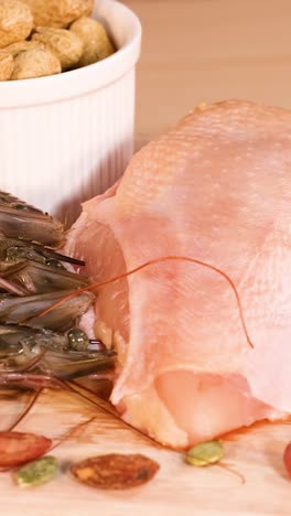 variedad de carnes, nueces y productos lácteos expuestos