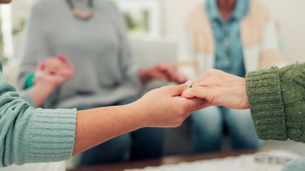 mujer, grupo y tomándose de la mano en apoyo