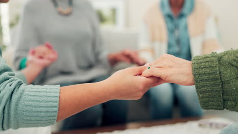 mujer, grupo y tomándose de la mano en apoyo