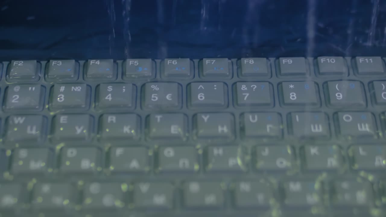 견고한 노트북 컴퓨터의 키보드 물 저항 테스트 - 근접