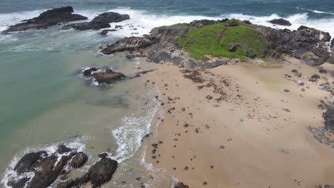 Felsige-Insel-Mit-Meereswellen-In-Der-Nähe-Von-Sawtell-Beach-Im-Sommer---Sawtell,-New-South-Wales,-Australien