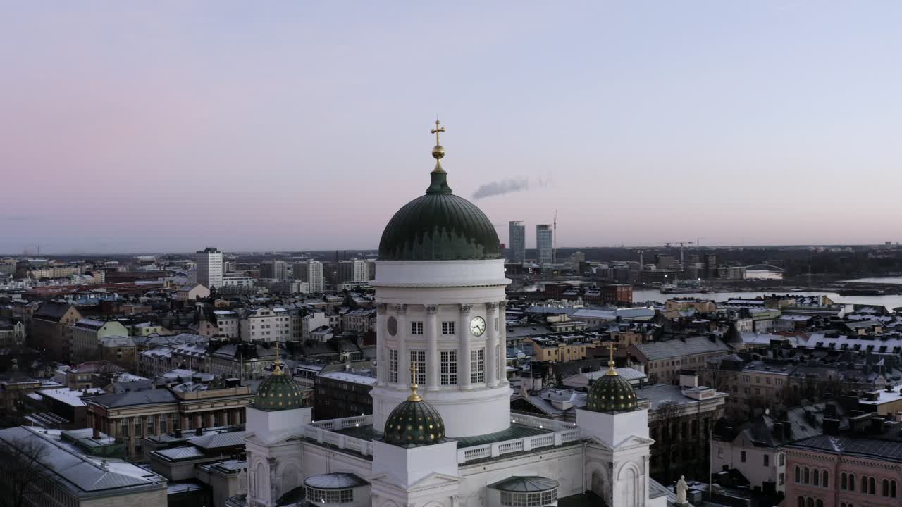 hermosa vista aérea desde la catedral de helsinki con un cielo colorido en el fondo