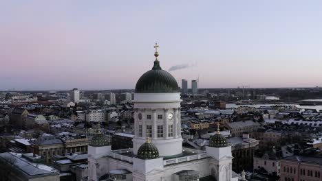 Hermosa-Vista-Aérea-Desde-La-Catedral-De-Helsinki-Con-Un-Cielo-Colorido-En-El-Fondo