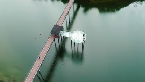 Skywalk-Mit-Schönem-Blick-Auf-Den-Kleinen-Fluss