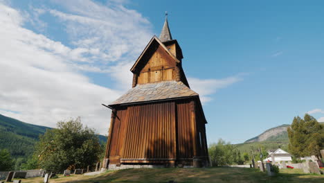 Alte-Holzkirche-Aus-Dem-13.-Jahrhundert-In-Der-Stadt-Torpo-Norwegen-Ein-Erstaunliches-Altes-Gebäude-Perfec