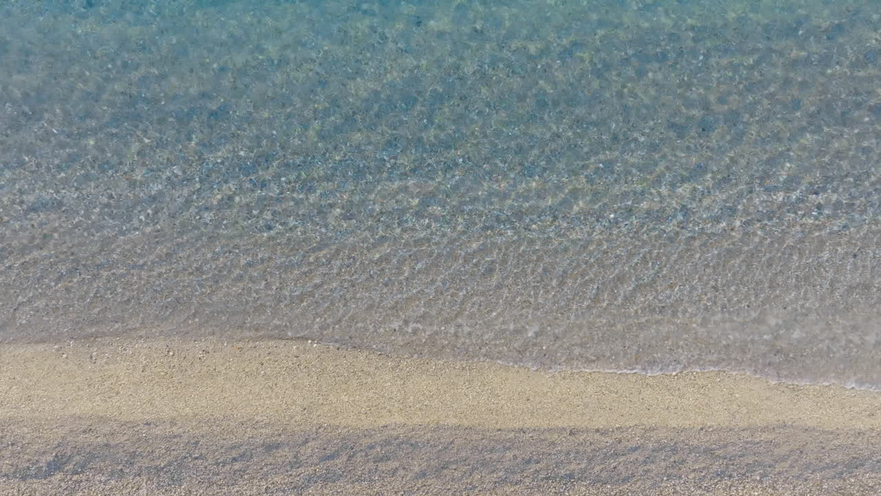 은 물 과 자갈 이 있는 조용 한 해변 의 공중 풍경