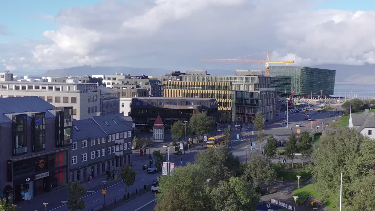 하르파 행사장, 라에캬르가타 거리에서 볼 수 있는 레이캬비크 도심