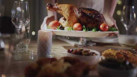 Mujer-Sirviendo-Un-Pavo-Navideño-Festivo-En-La-Mesa.