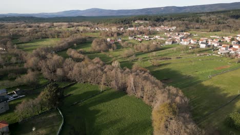 Arnuides-Ländliche-Ruhe,-Drohnenansicht,-In-Vilar-De-Barrio,-Ourense,-Galizien,-Spanien