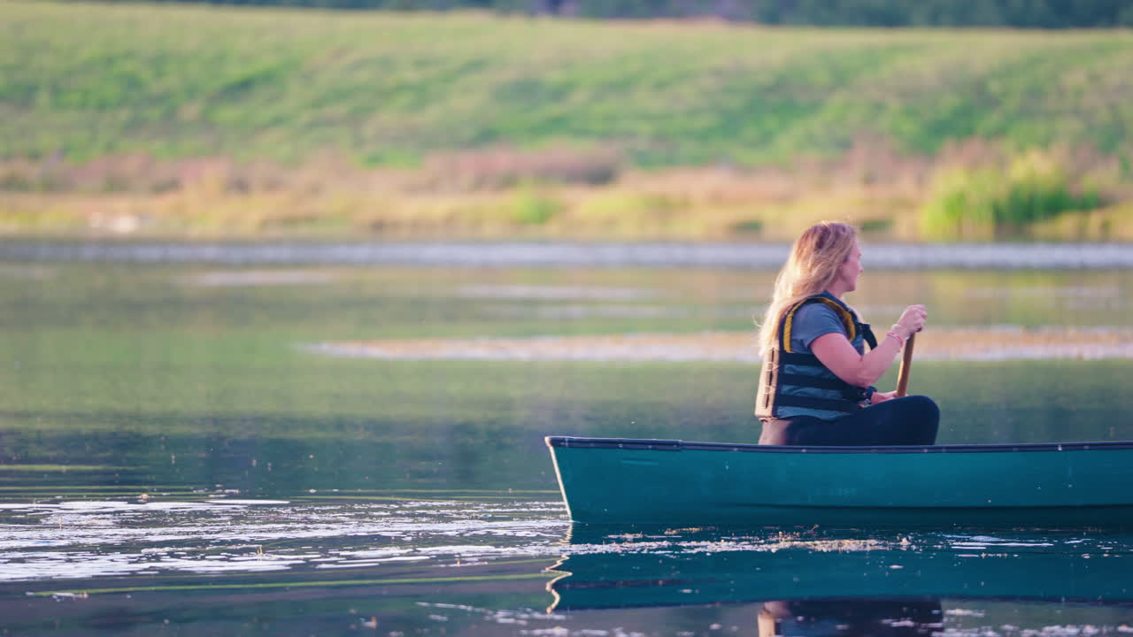 조용 한 호수 에서 카누 를 타는 사람 들