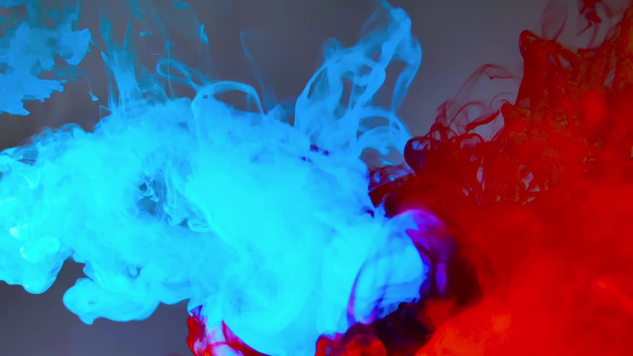 fondo abstracto, rojo y azul está mezclando transición de humo. forma abstracta aislada en fondo oscuro. líquido de movimiento se está moviendo con alta definición alfa 4k resolución 60fps.
