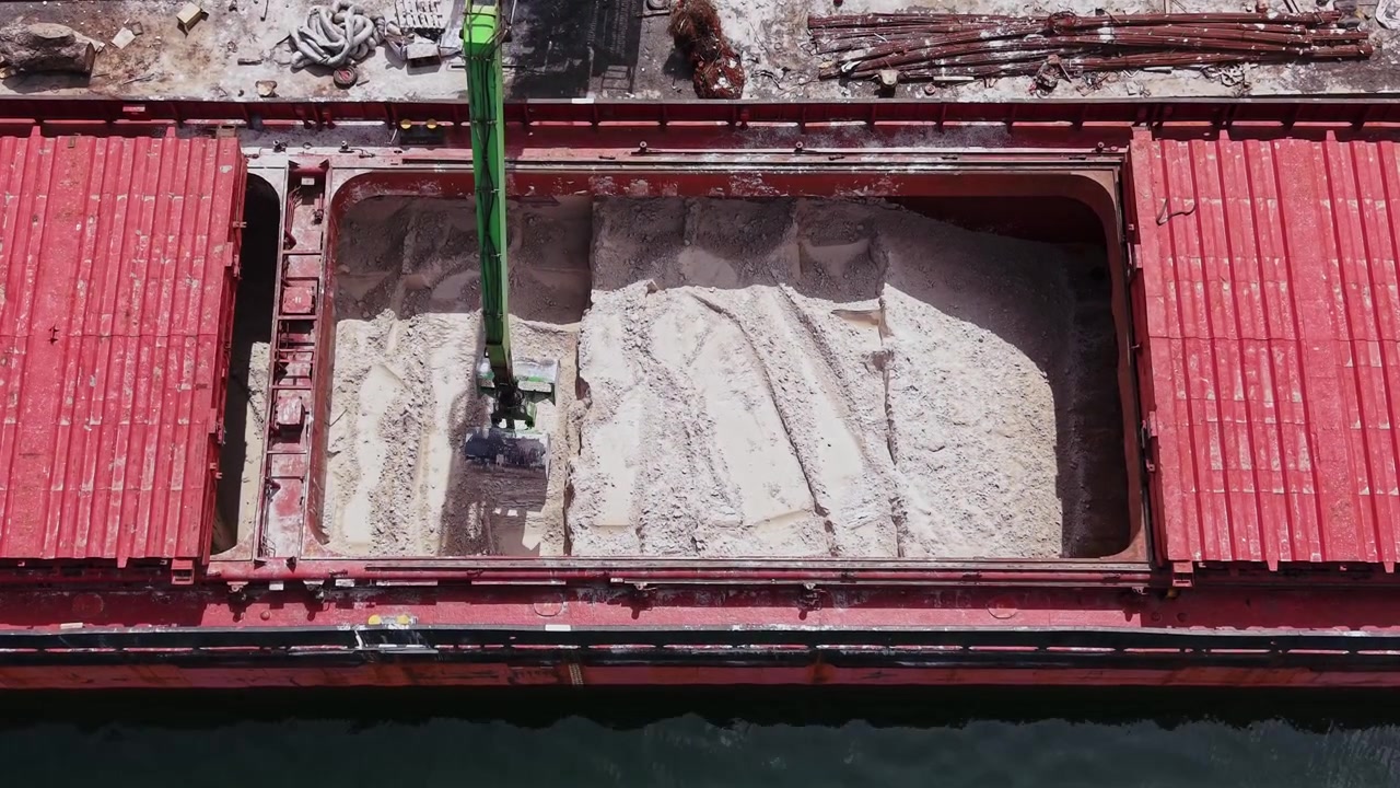 Nave da carico trasporta sabbia nel porto a metà giornata