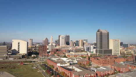 Columbus,-Ohio-Skyline-Drone-Video-Movimiento-Hacia-Abajo