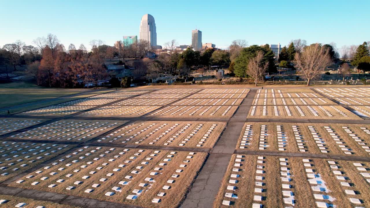 북쪽 캐롤라이나주 윈스턴 살렘 nc가 전경에 있는 신의 에이커에 있는 공중 패닝 무덤