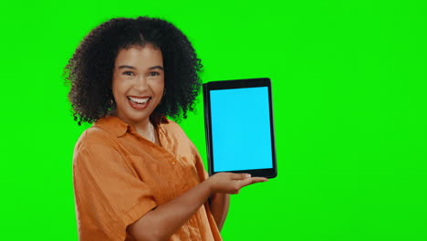 mujer, tableta y cara de sorpresa por pantalla verde