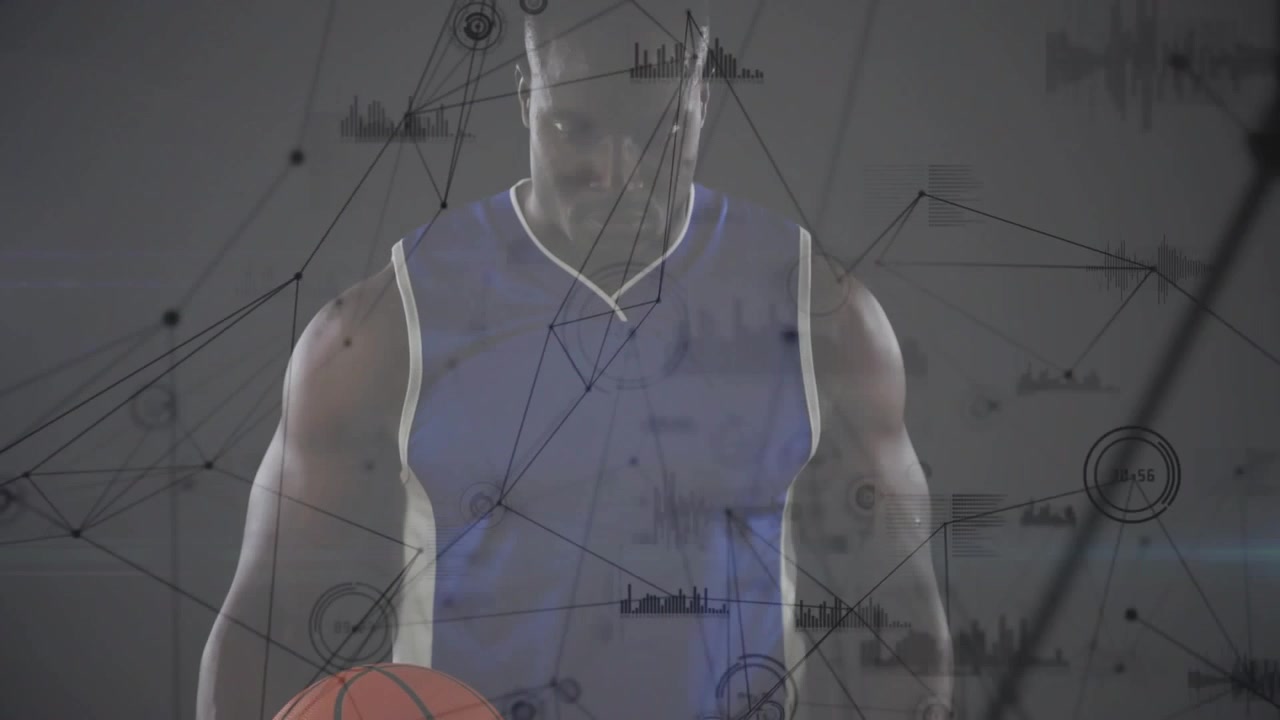 Giocatore di basket maschio in piedi che tiene la palla, con un'interfaccia HUD sportiva che appare, guidando il sollevamento della testa