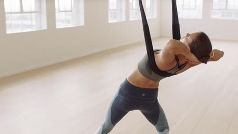 Mujer-De-Yoga-Aérea-En-Forma-Practicando-Posturas-Usando-Una-Hamaca-Disfrutando-Del-Estilo-De-Vida-Físico-Haciendo-Ejercicio-En-El-Estudio-De-Entrenamiento-De-Meditación-Al-Amanecer.