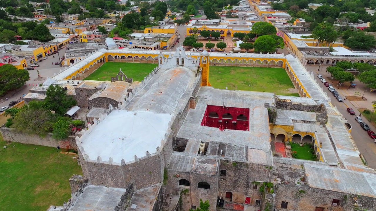 Veduta aerea con drone del Convento di Sant'Antonio da Padova a Izamal, Yucatan, Messico, con il suo enorme atrio giallo e gli archi visti dal cielo