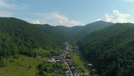 vista aérea de la aldea de montaña