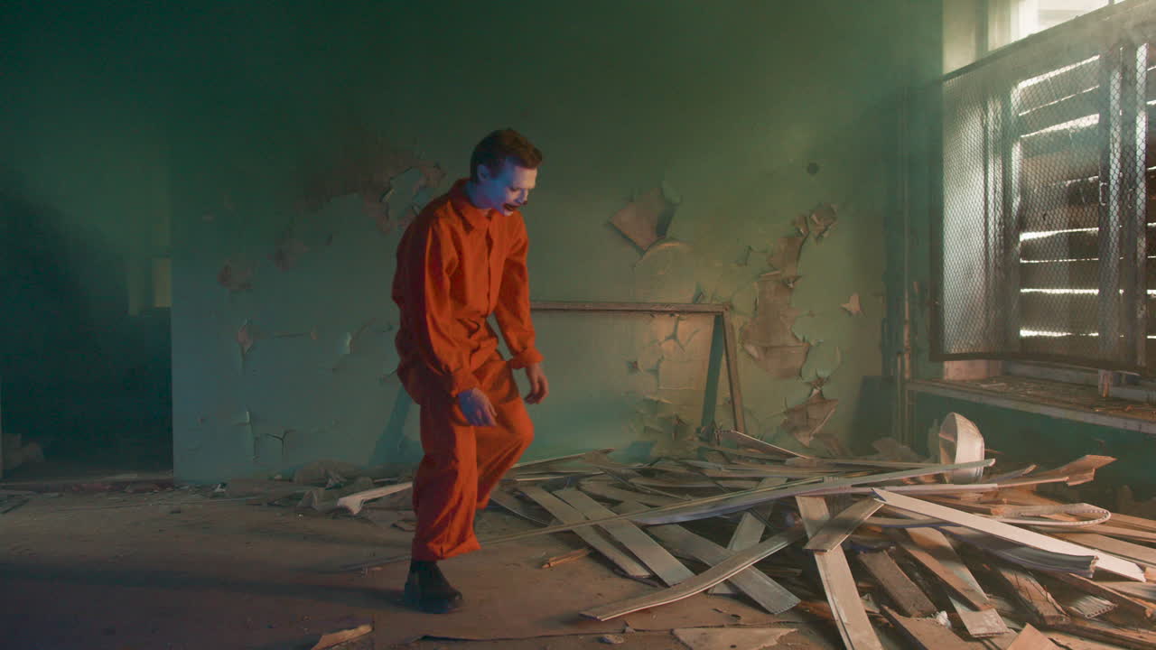 страшный клоун в заброшенном доме