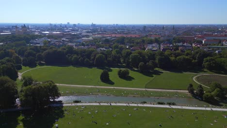 Gran-Vista-Aérea-Superior-Vuelo-Schwabinger-Creek-En-El-Jardín-Inglés-Munich-Alemania-Bávaro,-Verano-Soleado-Cielo-Azul-Día-23