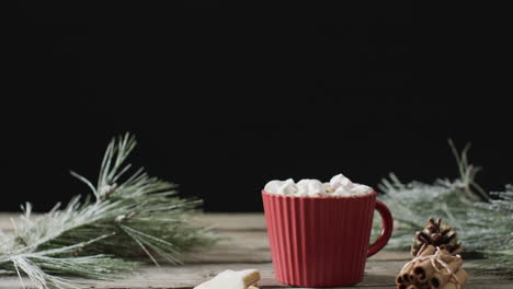 Vídeo-De-Taza-Roja-De-Chocolate-Navideño-Con-Malvaviscos-Y-Espacio-Para-Copiar-Sobre-Fondo-De-Madera