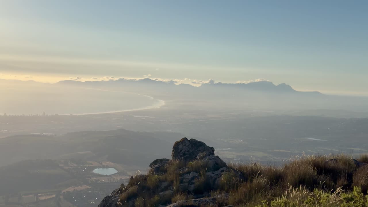 Vedute di Cape Flats e della Table Mountain in lontananza da Somerset West e Hottentots Holland