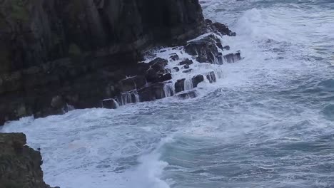 Time-lapse-of-waves-crashing-against-rocks-in-South-Africa